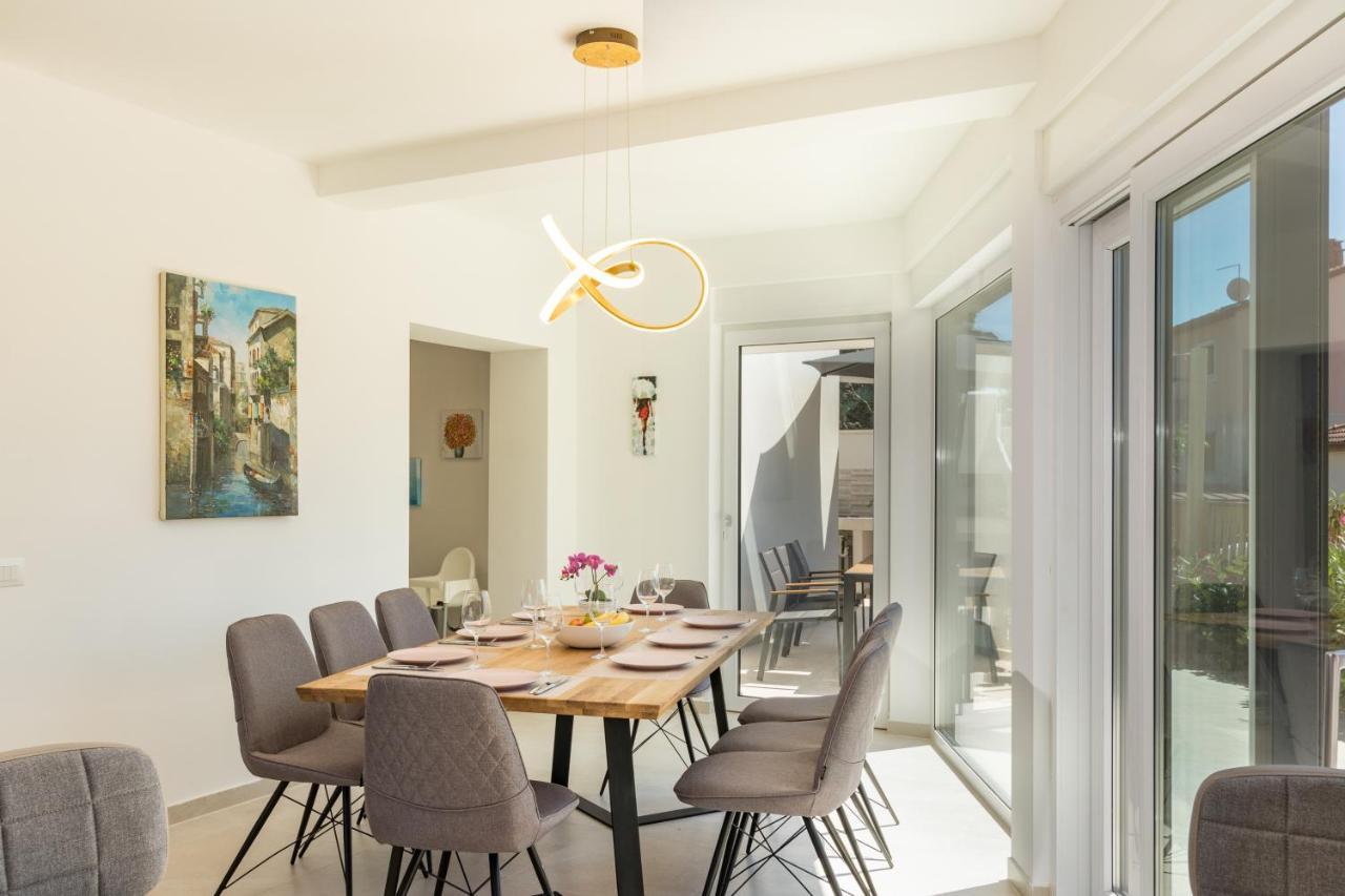 Villa Elena Deluxe Mit Whirlpool Und Beheiztem Pool Am Meer Und Wunderschoenen Blick Auf Die Brijuni Inseln Fažana Exteriér fotografie