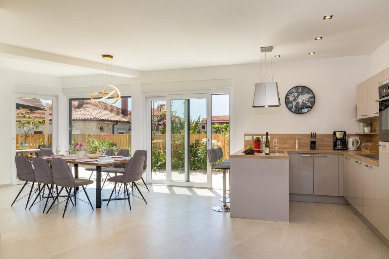 Villa Elena Deluxe Mit Whirlpool Und Beheiztem Pool Am Meer Und Wunderschoenen Blick Auf Die Brijuni Inseln Fažana Exteriér fotografie