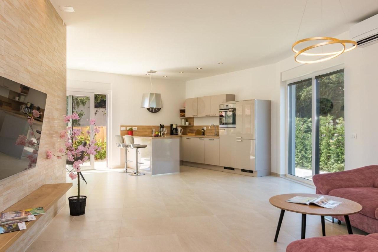 Villa Elena Deluxe Mit Whirlpool Und Beheiztem Pool Am Meer Und Wunderschoenen Blick Auf Die Brijuni Inseln Fažana Exteriér fotografie